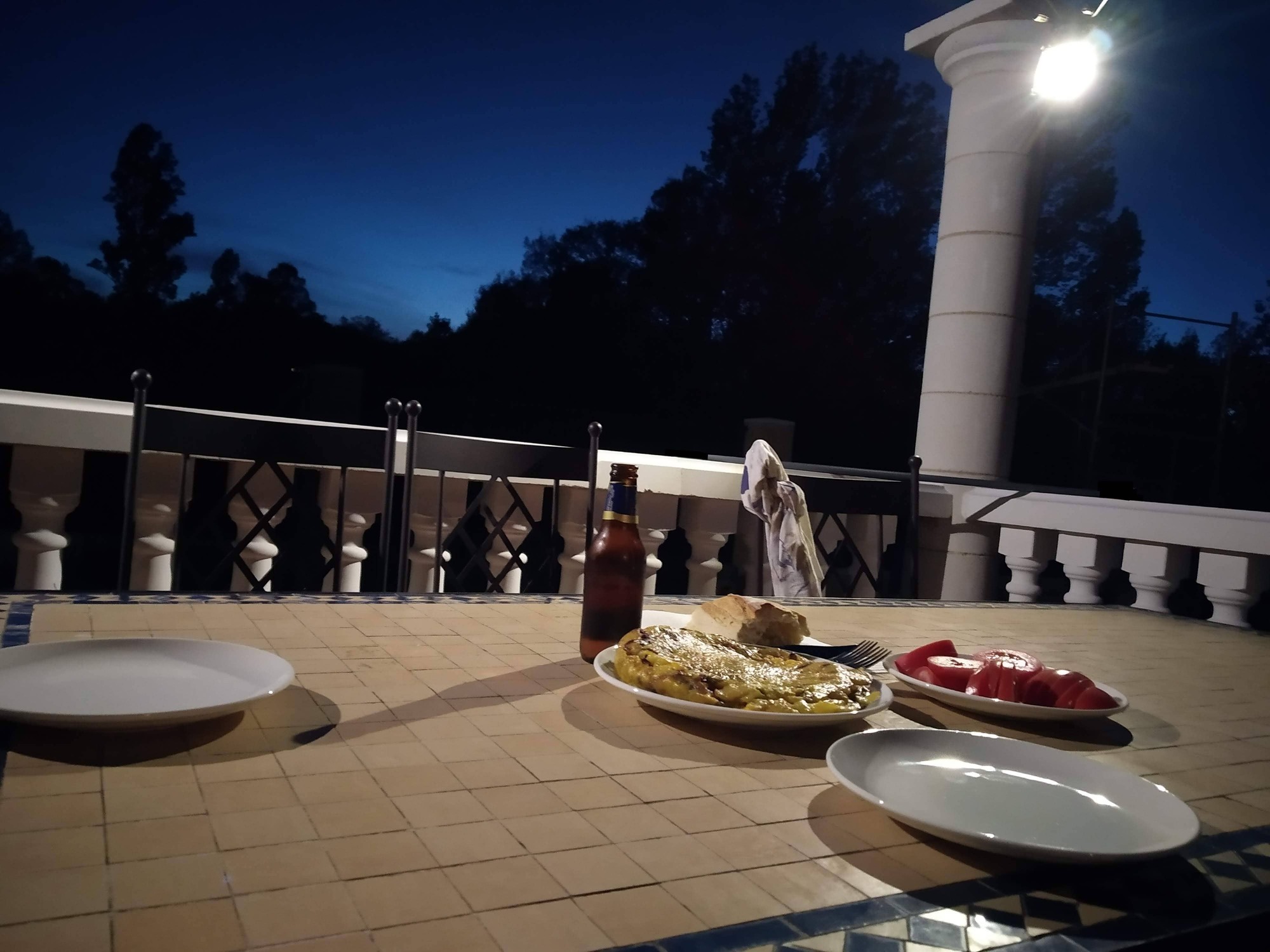 Cena terraza atardecer anochecer disfrutar cielo estrellado azul oscuro